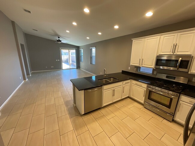 Building Photo - Vail School District hard to find 5 bedroo...