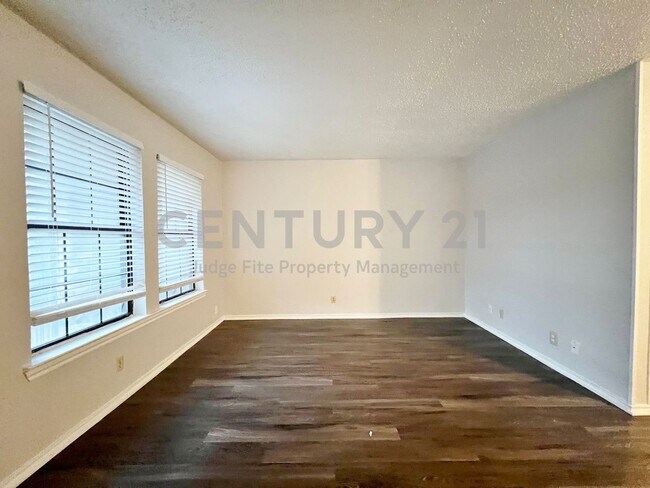 Building Photo - 1108 N Elm St