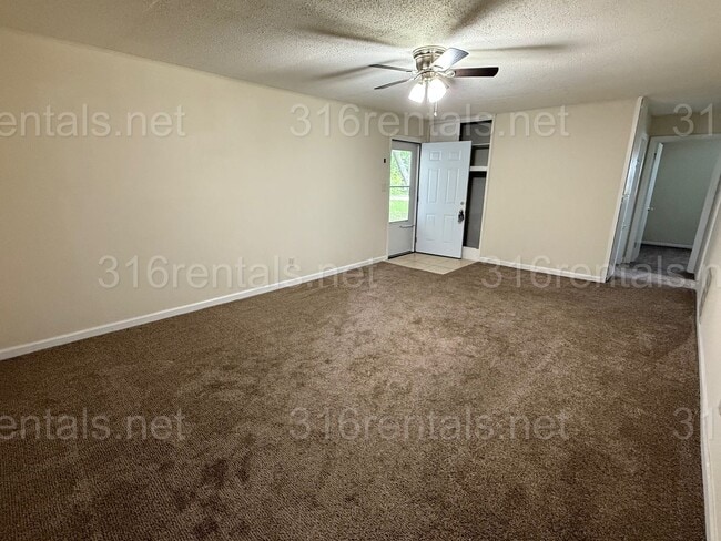 Building Photo - $1100 - 3 bedroom / 1 bathroom - Single Fa...