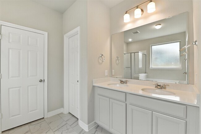 Building Photo - 13207 Rowan Grn Dr