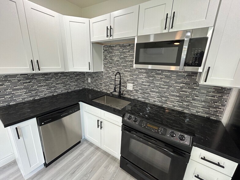 Building Photo - 210 W Monroe Ave