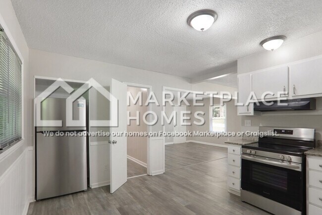 Building Photo - 8206 Huntington Dr