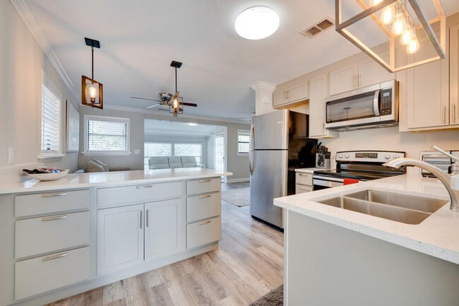 Building Photo - 224 E Kelly Park Rd