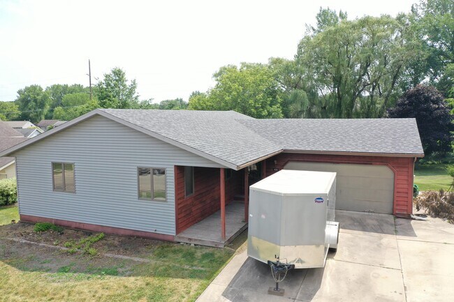 Building Photo - 624 Meadow Run Dr SW