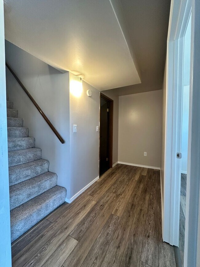 Building Photo - 1826 Rocklund Dr