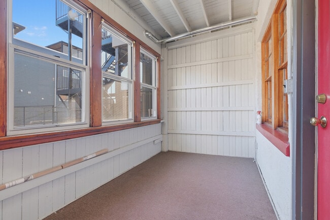 Building Photo - 823 N Hoyne Ave