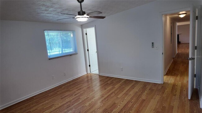 Building Photo - 5517 Maxine Dr