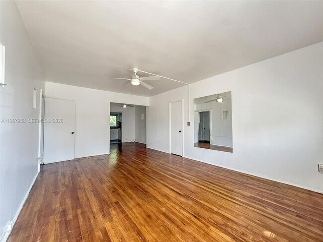 Building Photo - 841 W 40th St