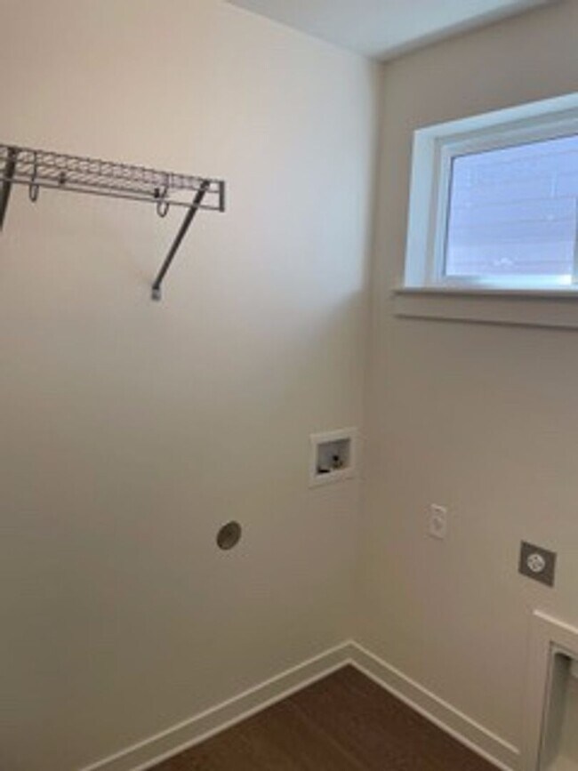 Building Photo - End unit Pahlish Townhome!