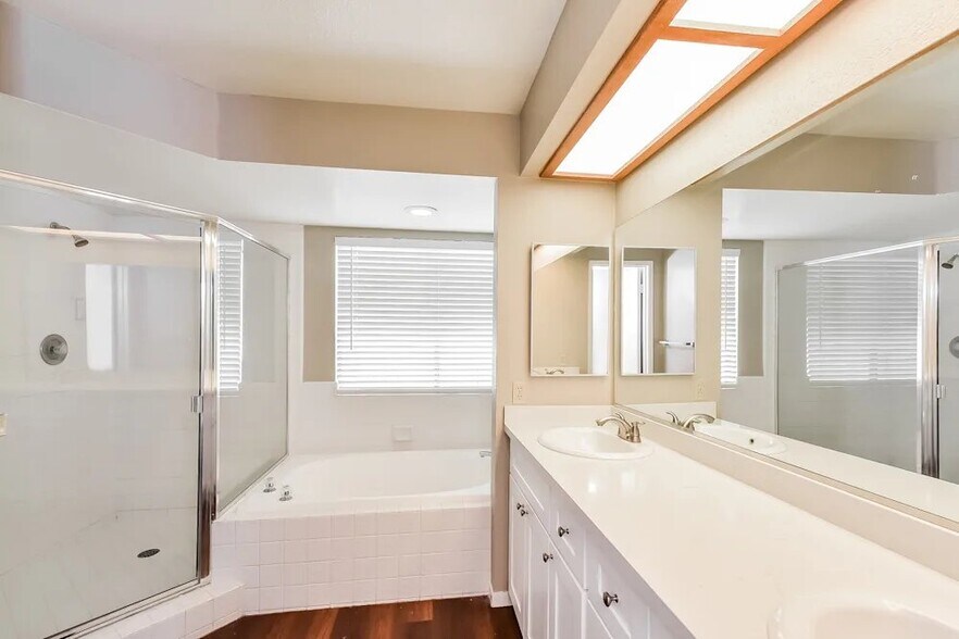 Building Photo - 3320 Beach Port Dr