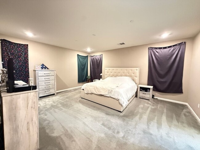 Building Photo - Spacious 5-Bedroom Home | Private Yard + Attached Garage