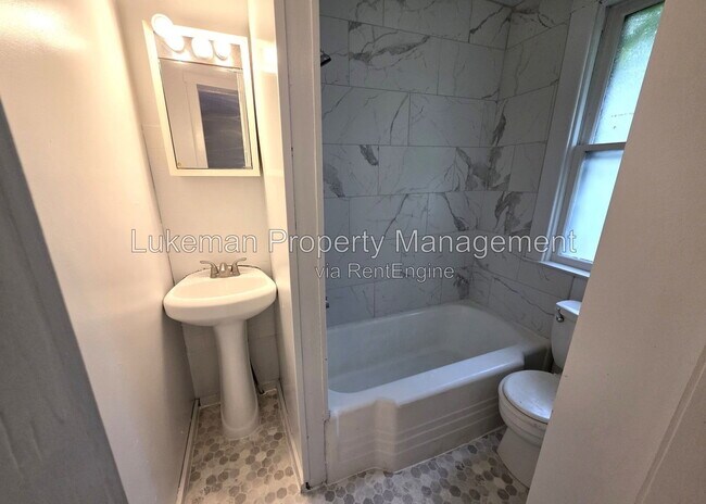 Building Photo - 817 Egleston Ave