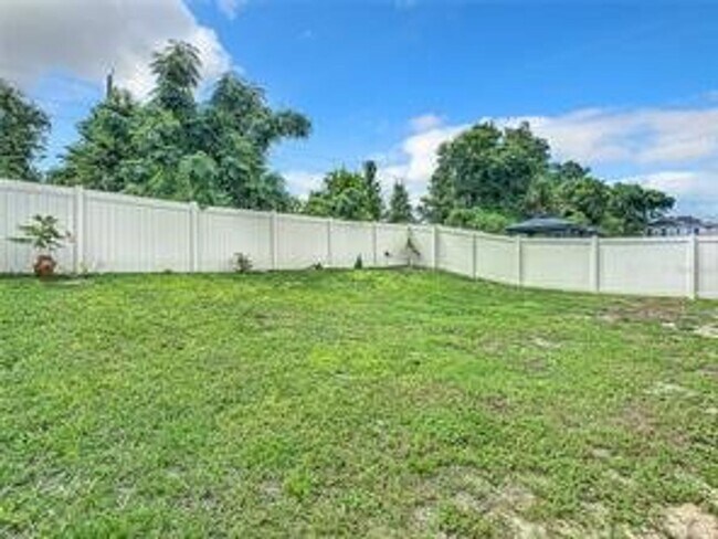 Building Photo - Grab this 4 bedroom home today!