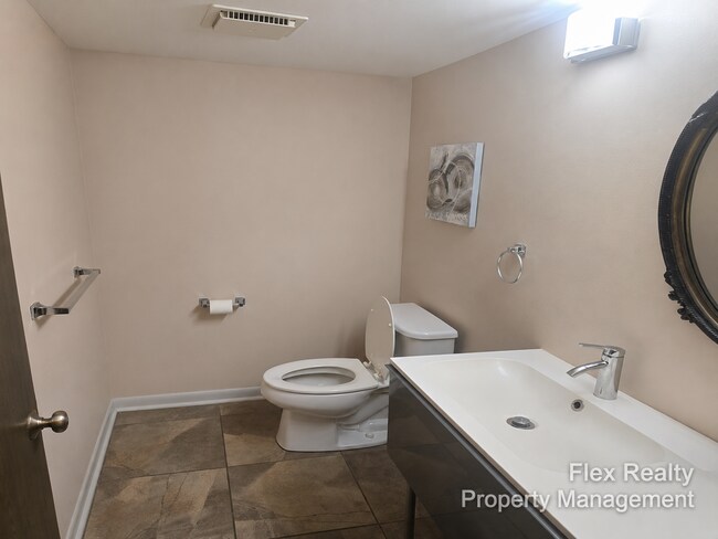 Building Photo - 5809 Ryewyck Dr