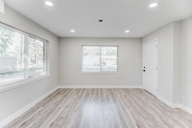 Building Photo - 207 Betral St