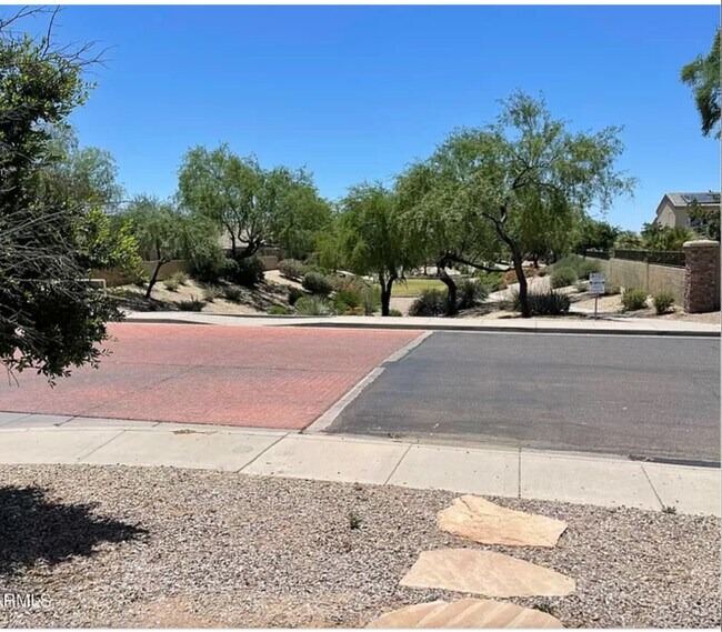 Building Photo - 608 W Rattlesnake Pl