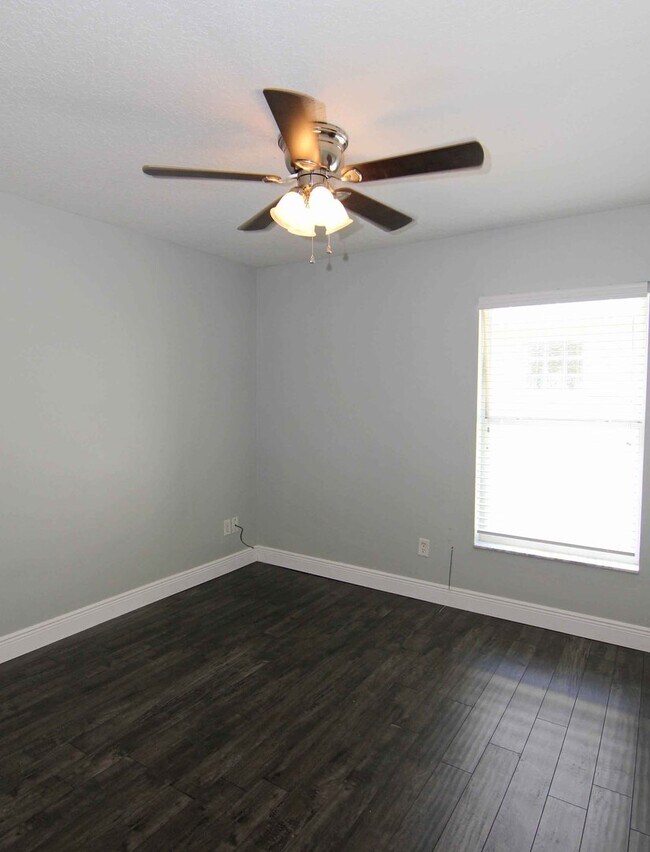 Building Photo - Renovated 4/2 Pool home in a cul-de-sac