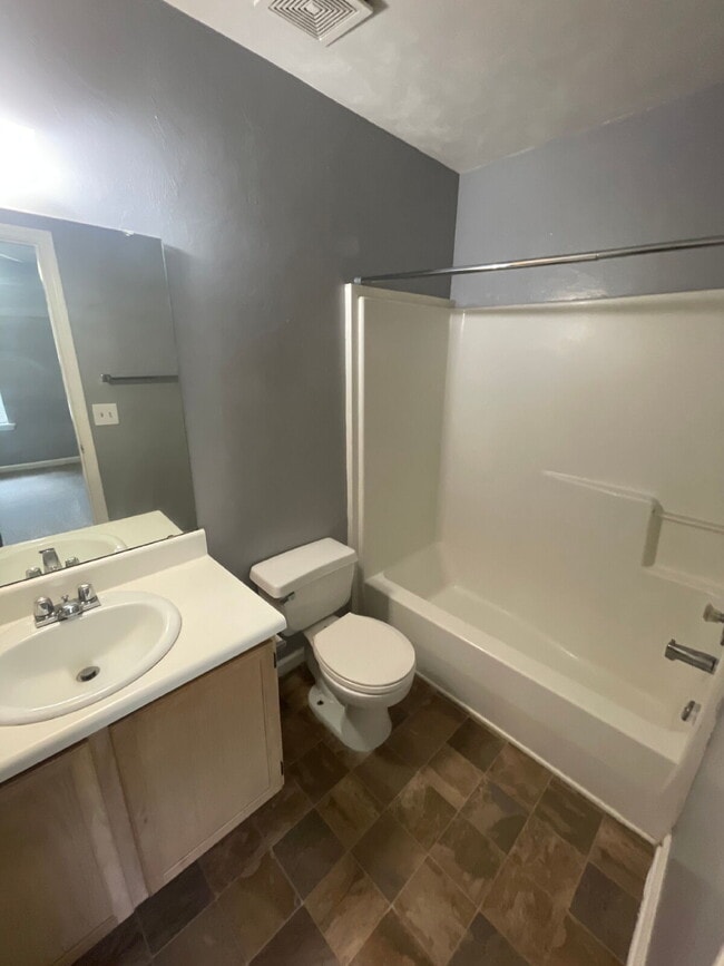 Building Photo - 2 Bed 2.5 Bath Townhome near Campus