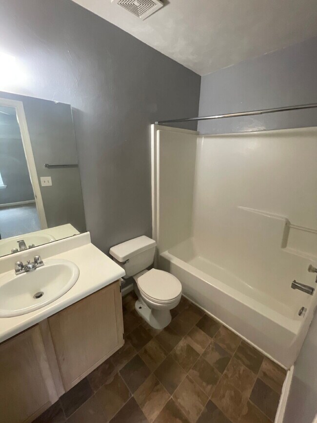 Building Photo - 2/2.5 Townhouse off Tennessee Street - Washer and Dryer in unit