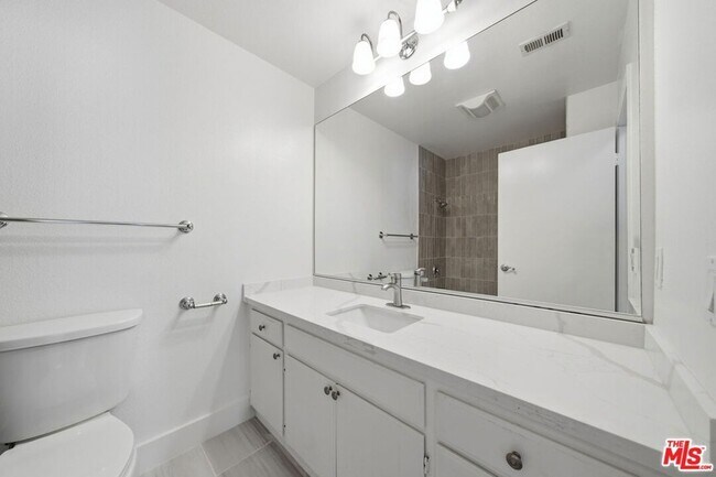 Building Photo - 909 Croft Ave