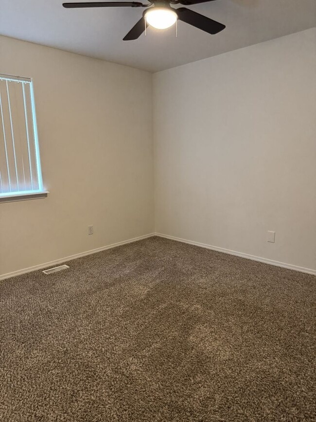 Building Photo - HARD TO FIND 4 BEDROOM