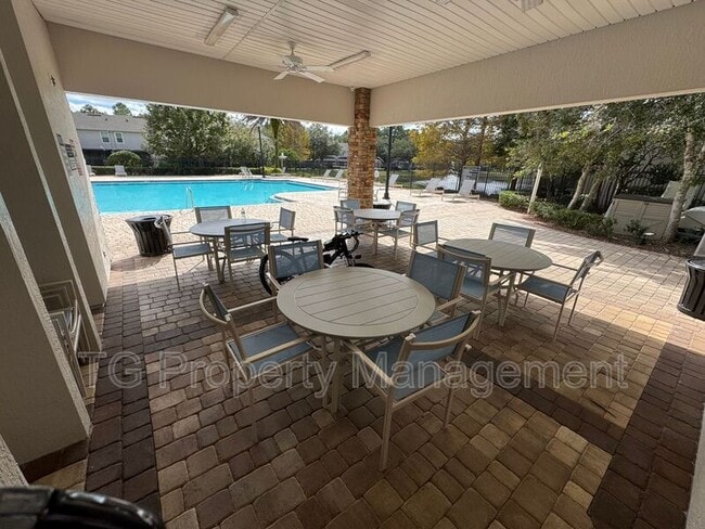 Building Photo - 5760 Sandstone Way