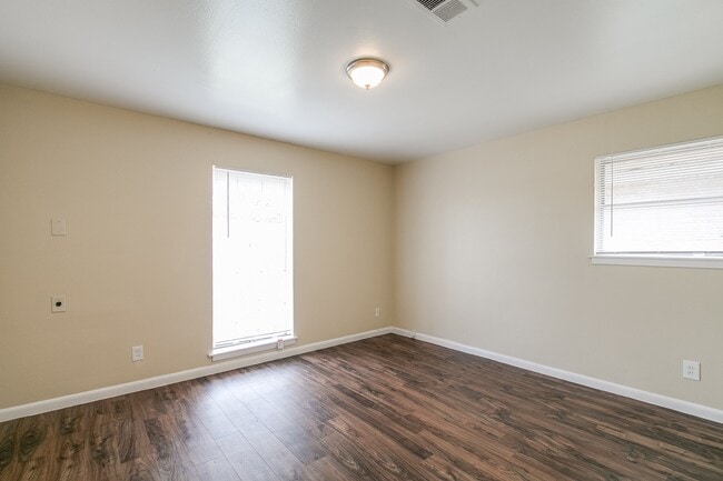 Building Photo - 5755 Oakham St