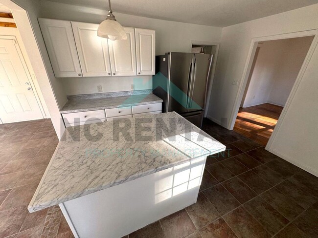 Building Photo - NEWLY RENOVATED! Spacious 6-Bedroom, 2-Bat...