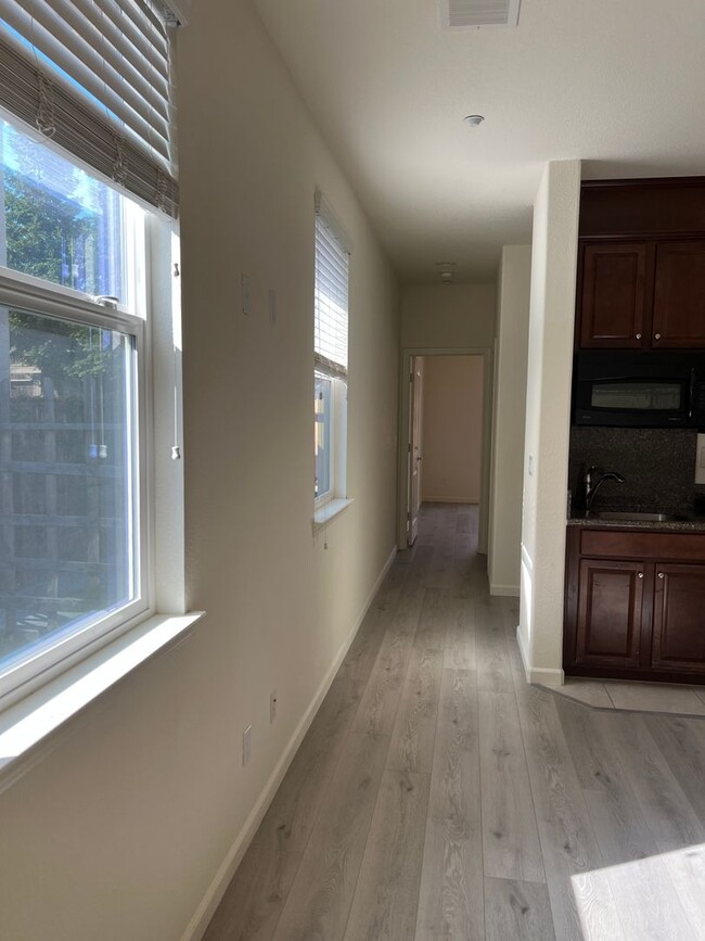 Building Photo - Single flat for rent! Full bedroom, full b...