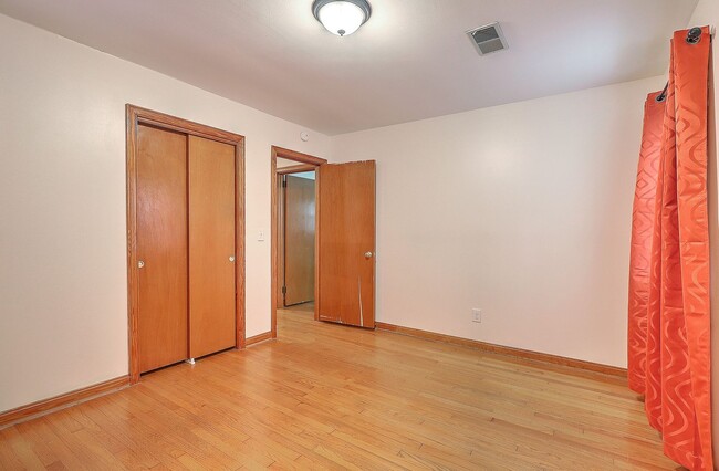 Building Photo - Single Family Home in Park Circle!