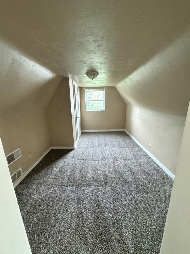 Building Photo - 6 Bedroom / 2 Bathroom House - NEXT TO SEMO's CAMPUS, LARGE YARD, INTERNET INCLUDED