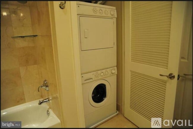 Building Photo - 8220 Crestwood Heights Dr