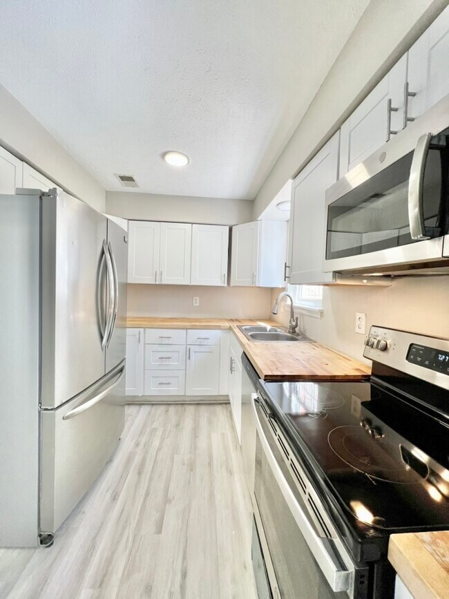 Building Photo - 1362 Dix Dr