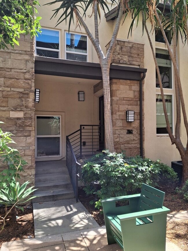 Building Photo - Beautiful Townhome in Civita Mission Valle...