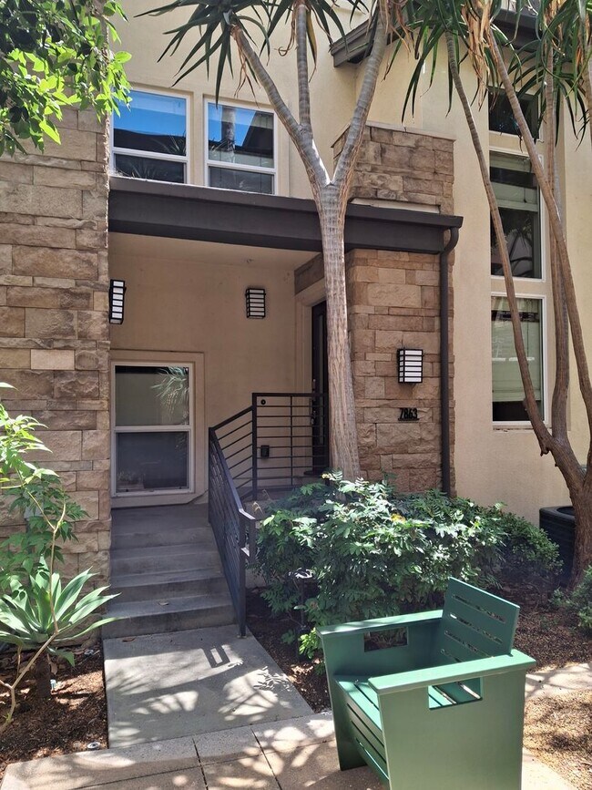 Building Photo - RECENTLY REDUCED! Beautiful Townhome in Ci...