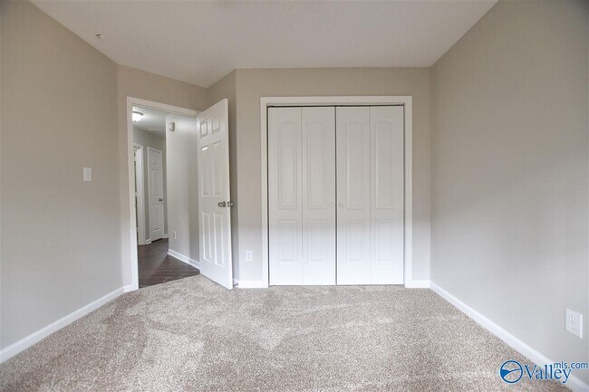 Building Photo - 2542 Bonnie Oaks Dr SW