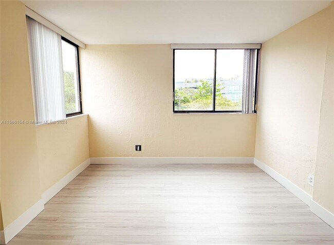 Building Photo - 2715 Tigertail Ave