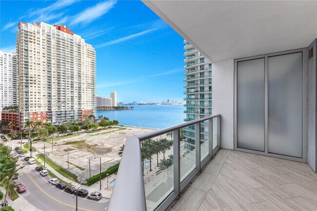 Building Photo - 1300 Brickell Bay Dr