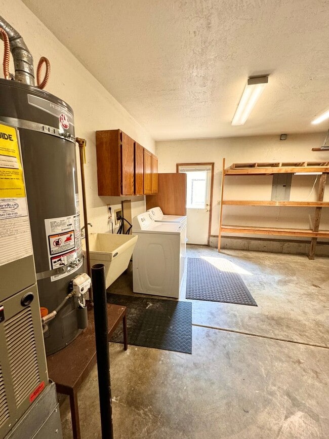 Building Photo - Gorgeous 3 Bed 2 Bath Home Near Shopping and Schools!