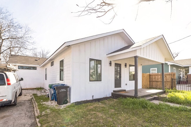 Building Photo - 2306 E Houston St