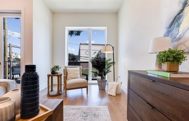 Building Photo - 1902 N Carroll Ave