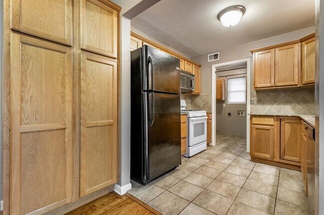 Building Photo - 2108 Henderson Dr