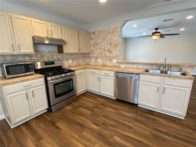 Building Photo - 141 Ruby Lake Dr