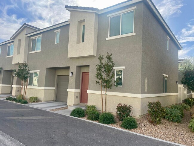 Building Photo - 3 bed 2 bath 2 car garage Townhome "On the Strip" South Las Vegas Blvd
