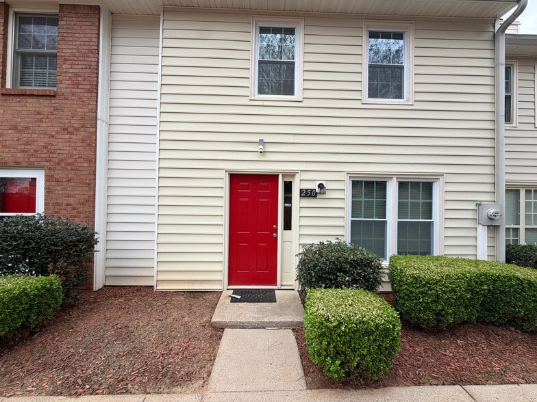 Building Photo - Room in Townhome on Mill Creek Pl
