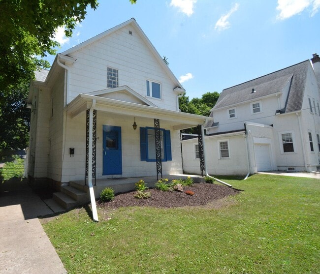Building Photo - 4 Bed 1.5 Bath Downtown Gem Available For ...