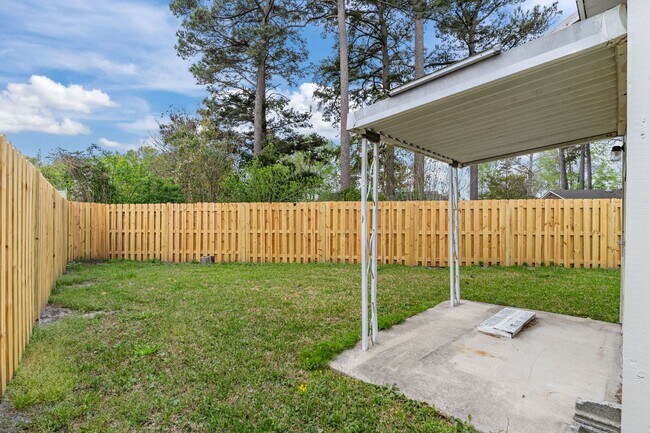 Building Photo - Pet-Friendly | Large Fenced Yard in North Wilmington