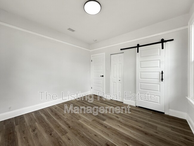 Building Photo - 308 E Hanna Ave