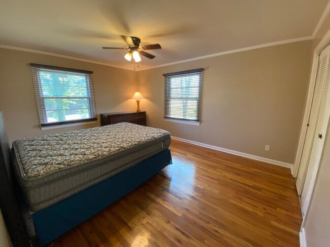 Building Photo - Kennedy Drive Retreat - 4 bedrm with bonus...