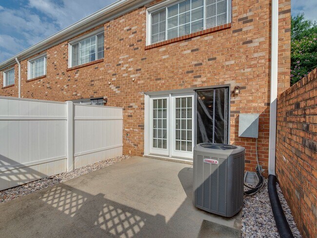 Building Photo - Stunning and completely updated townhome s...